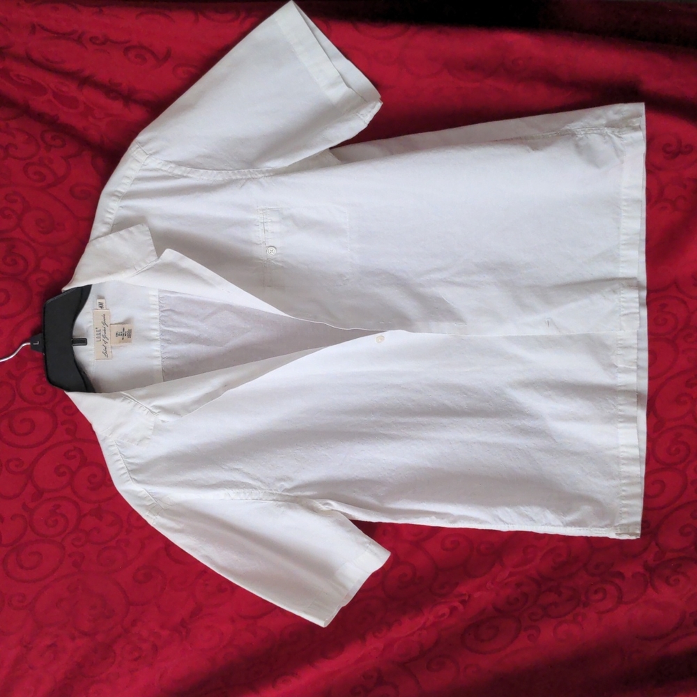 Men's Size Large White Button up Shirt NWOT.